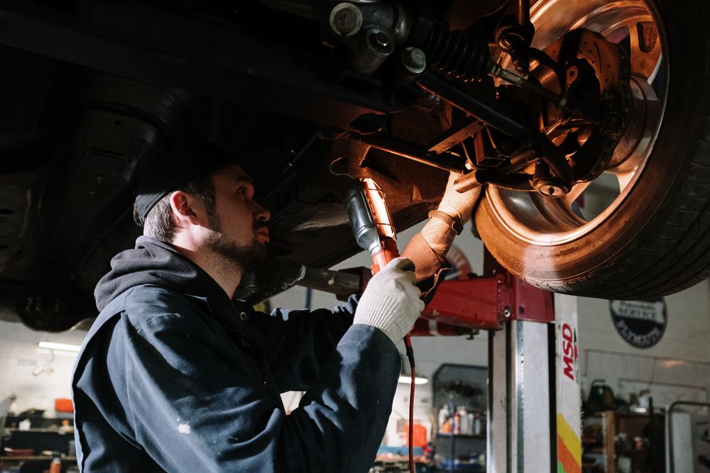 Trabajo de reparación automotriz en taller